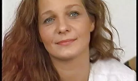 Duro rasgado lesvianas en la cama novio suavemente en el coño sin pelo