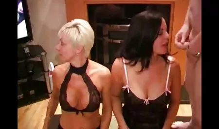 Tetas lesvianas calientes tetonas grandes en la piscina