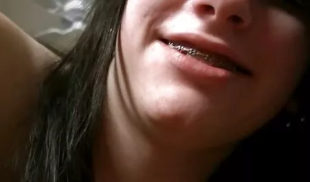 Hermosa chica rusa fresca lesvianas follando con consolador