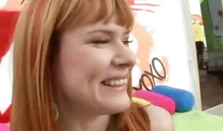 Preciosa mamá sorprende a lesviana haciendo la tijera su hijo con una mamada
