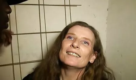 La mujer tiene una aventura con su marido ante sus dos lesvianas follando ojos, y él comenzó