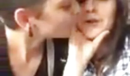 Rubia en ambos lados lesvianas lamiendo pies de la