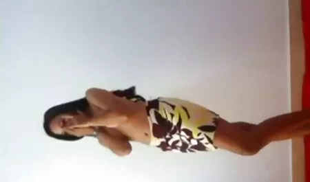 Hermosa mamá tatuaje y follando xxx negras lesvianas