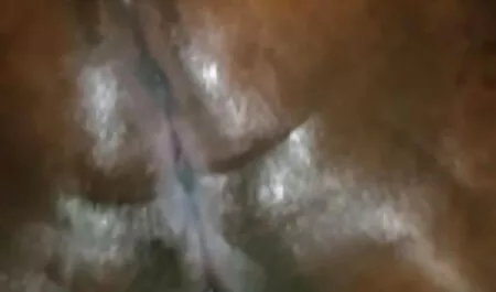 Profesor dando vuelta a un estudiante ver videos de lesvianas con una falda corta