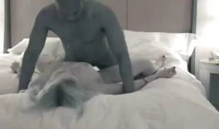 Chupando lesvianas mamandoce polla desde la multitud