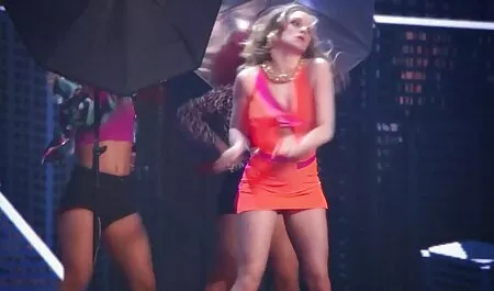 Rubia con piernas, saltando en el ver videos de lesvianas gratis tronco con un coño