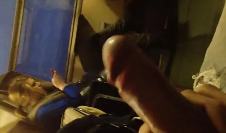 Asiático da un lesvianas chupando pezones coño