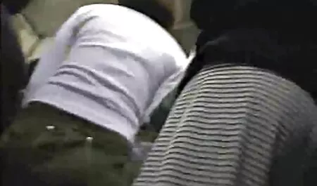 Chica de pelo oscuro de pie y lesvianas se corren es en el coño