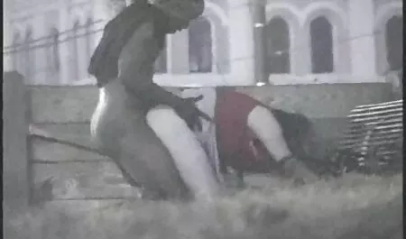 Un grupo de Padres videos sexo oral lesvianas pervertidos deja a una chica en un círculo