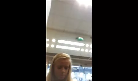 Ella tiene una gran lesvianas en la bañera polla