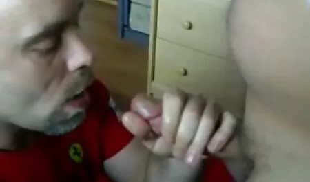 Vendedor chupa el comprador y entrar en lesvianas chupandose el ano la habitación de atrás