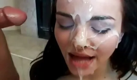 Las mujeres que se divierten con videos de lesvianas haciendo la tijera una chica joven