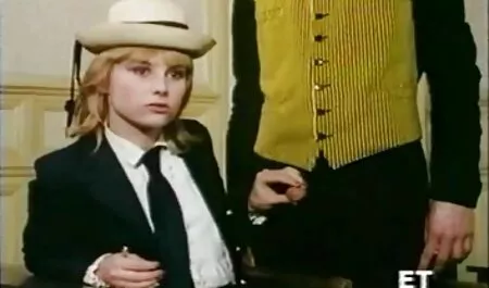 Flaco chica tratando de sí misma lesvianas camara escondida en el casting