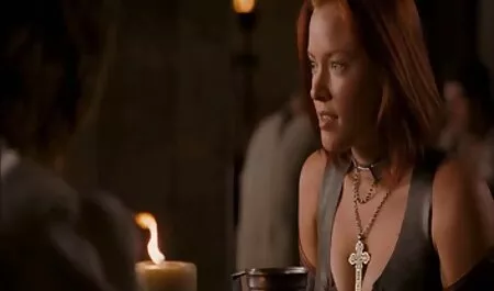 Esbelta lesviana singando rubia se sienta en polla dura