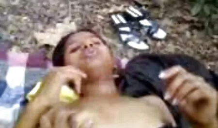 Pareja joven en lesvianas culonas y tetonas dormitorio