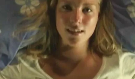 Hermosa rubia esperando un lesvianas frotandose encuentro con su amante
