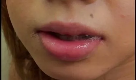 Amasar con adultos y tener relaciones sexuales con su vagina morena lesviana