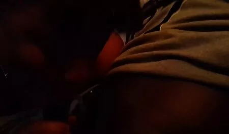 Chica blanca con un lesvianas haciendo tijeras agujero de algodón para un hombre negro