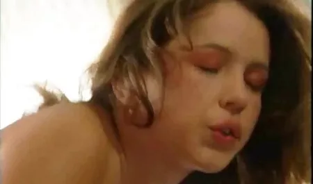 Rubia con pequeñas gotas de lesvianas video gratis saliva