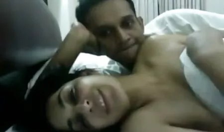 Los hombres lesvianas culonas y tetonas follan a una novia en la cama