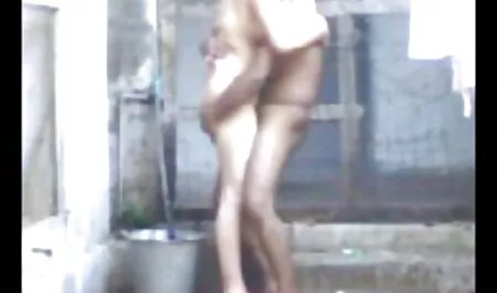 Rubia lesvianas chupandose en ropa