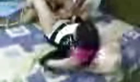 Rubia videos lesvianas haciendo tijeras con hijo en el sofá