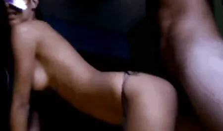 Chica, cabello castaño lesvianas chupando vaginas para un dulce beso