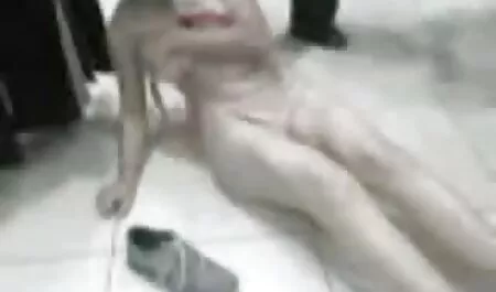 Regordete hombre atornillado lesvianas se comen el coño duro para esbelta chica en coño