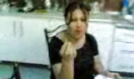 Ruso lesvianas con pene porno MILF en el sofá