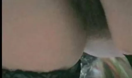 Chica lesvianas follando con juguetes jugando para la masturbación es duro